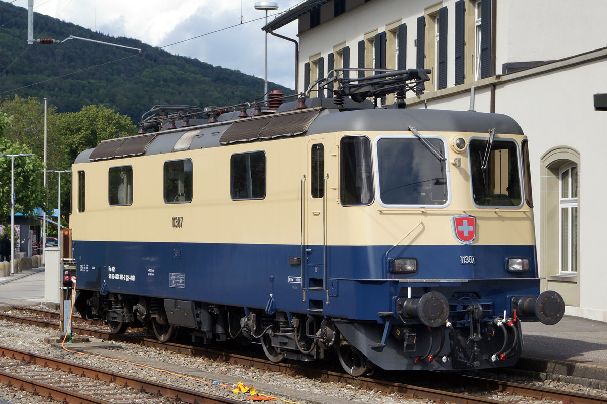 Die Re 4/4 II 11387 aus dem Jahre 1984 von IRSI mit Rheingold-Anstrich.
Die frisch revidierte Re 421 387-2 nach der Ankunft in Oensingen als Lokzug am 19. Juni 2020.
Foto: Walter Ruetsch