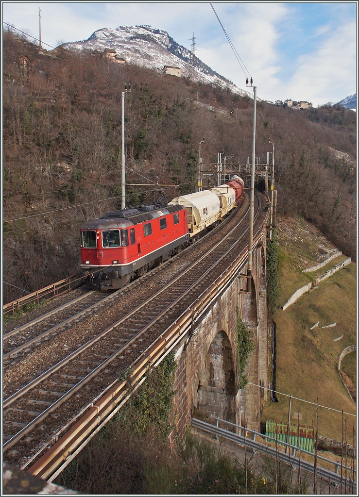 Die Re 4/4 III 11350, ex SOB, der einzigen SBB Re 4/4 III mit nur einem Pantographen, mit einen Güterzug Richtung Domodossola kurz vor Preglia auf der Simplon Südrampe. 
27. Jan. 2015