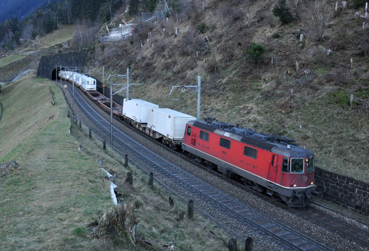 Die Re 4/4 III 11360 befindet sich mit ihrem Containerzug auf der obersten Stufe bei Wassen auf dem Weg Richtung Norden. Aufgenommen am 23.12.2014