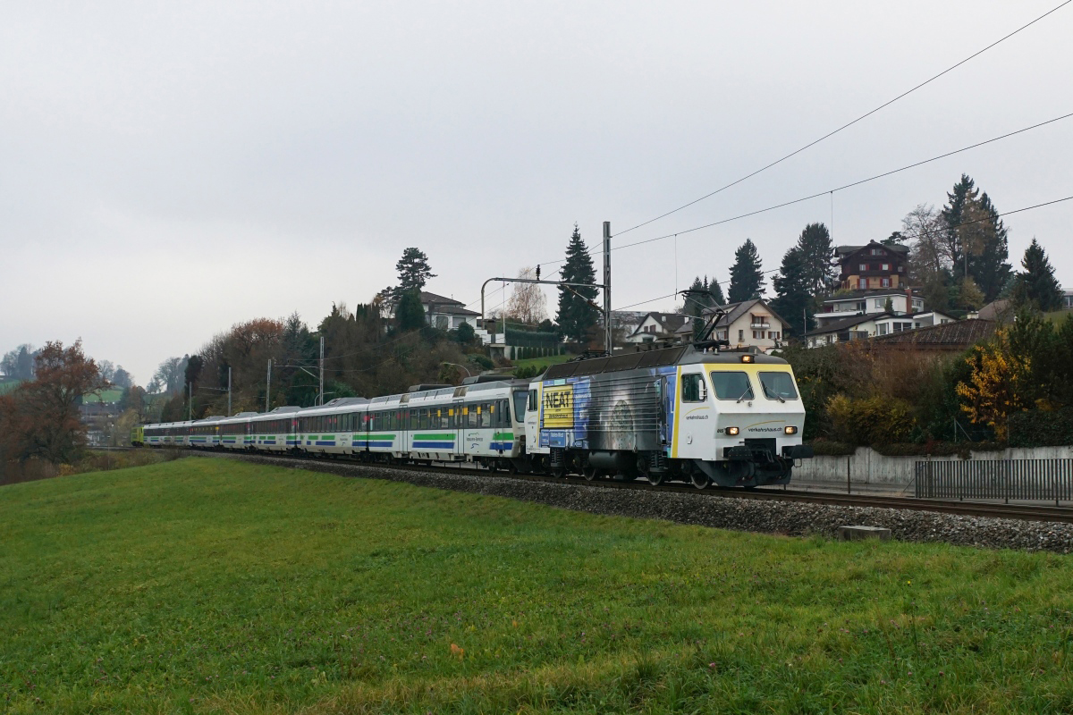 Die Re 446 015-0 erreicht am 26.11.2016 mit einem VAE Richtung St. Gallen Meggen Zentrum.