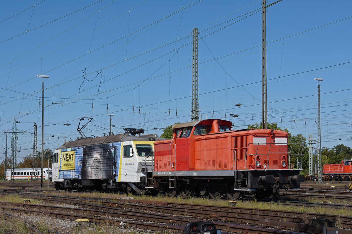 Die Re 446 015-0 schleppt die Rangierlok Em 3/3 847 907-3 durch dem badischen Bahnhof. Die Aufnahme stammt vom 09.09.2020.