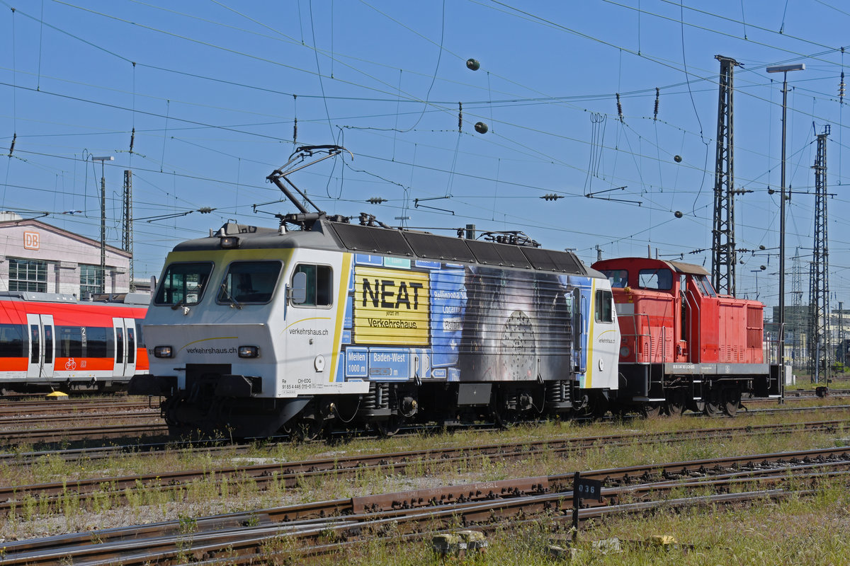 Die Re 446 015-0 schleppt die Rangierlok 847 907-3 durch den badischen Bahnhof. Die Aufnahme stammt vom 09.09.2020.