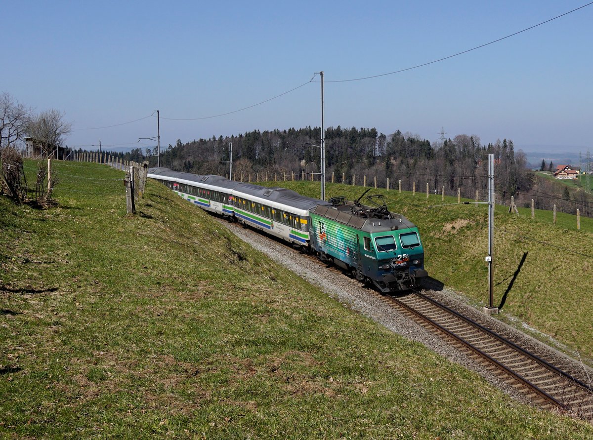 Die Re 446 016 mit einem Voralpenexpress am 30.03.2019 unterwegs bei Herisau.