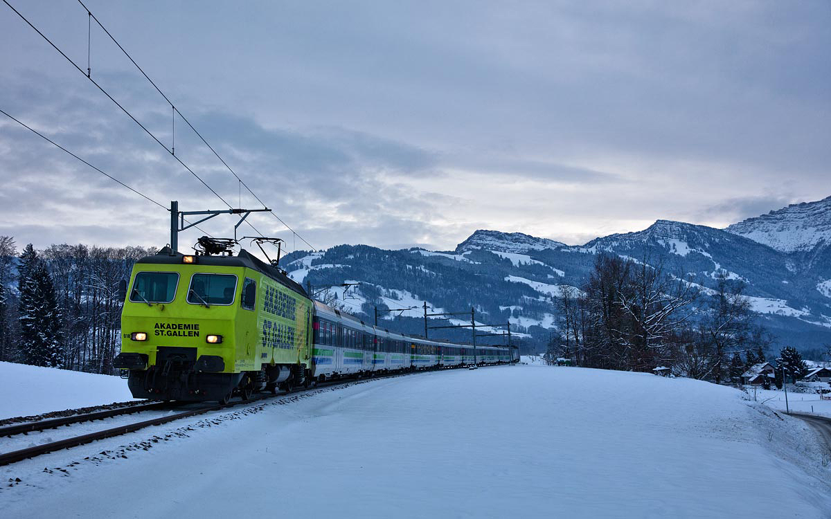 Die Re 446 018 fährt am frühen Morgen in Kaltbrunn mit dem Voralpenexpress vorüber.Bild vom 10.1.2017