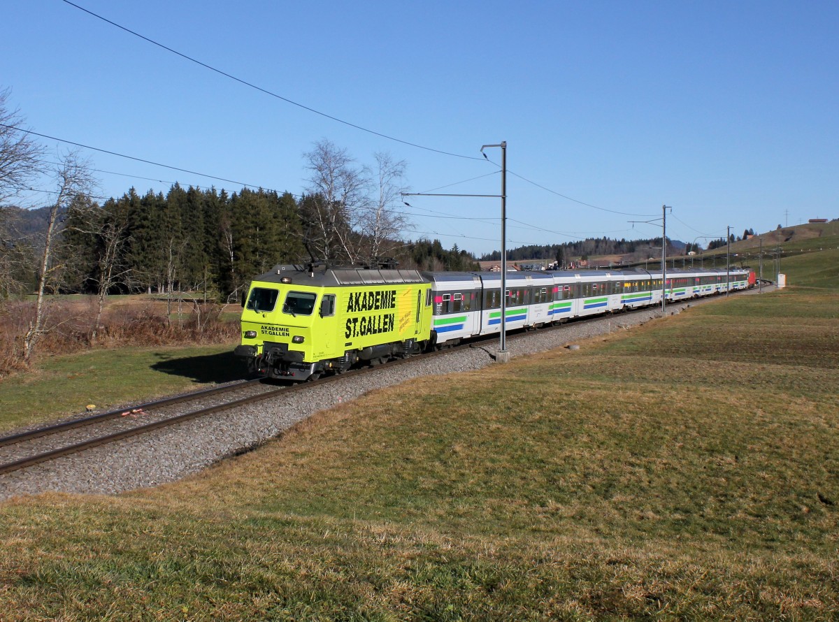 Die Re 446 018 mit einem Voralpenexpress am 20.12.2015 unterwegs bei Altmatt.