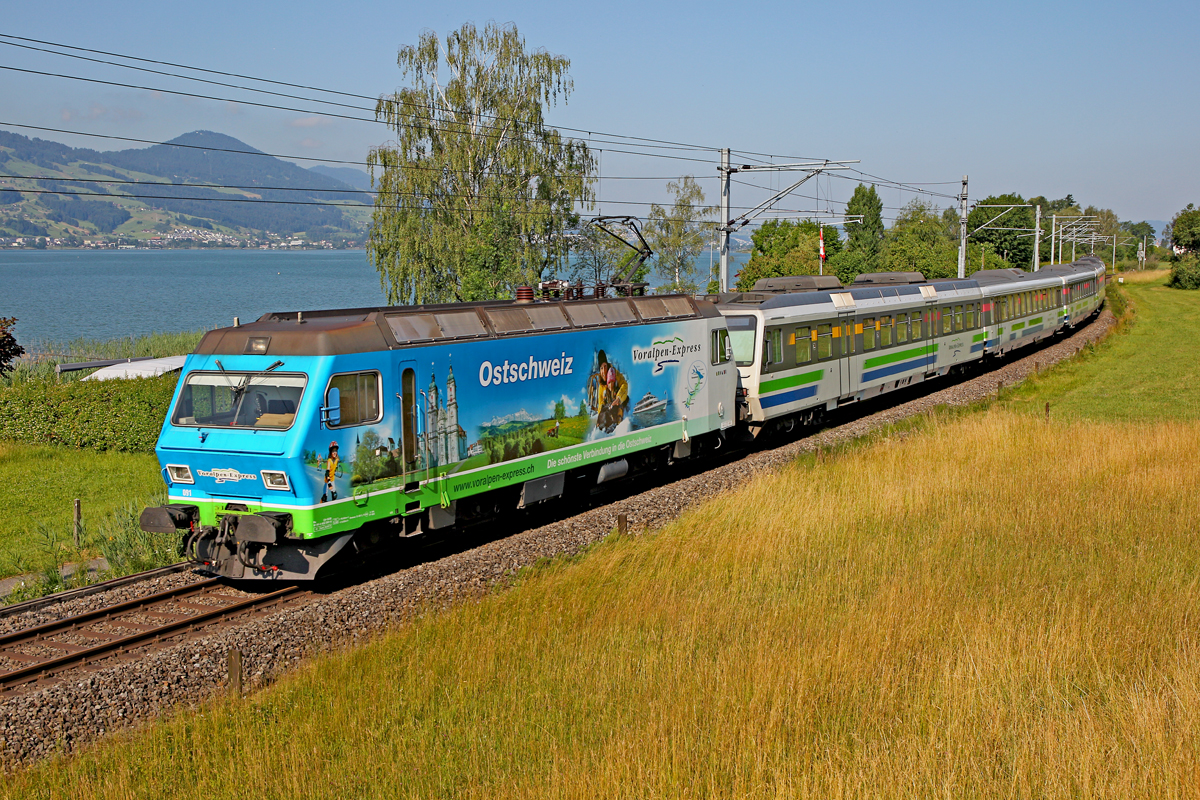 Die Re 456 091 durcheilt am 16.6.2014 Bollingen am oberen Zürichsee.Im Hintergrund ist der Etzel zu erkennen.