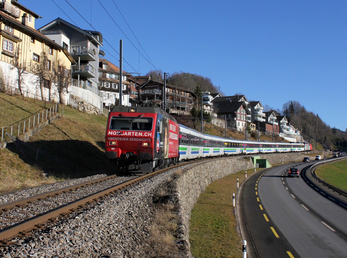 Die Re 456 092 mit einem Voralpenexpress am 20.12.2015 unterwegs bei Sattel.