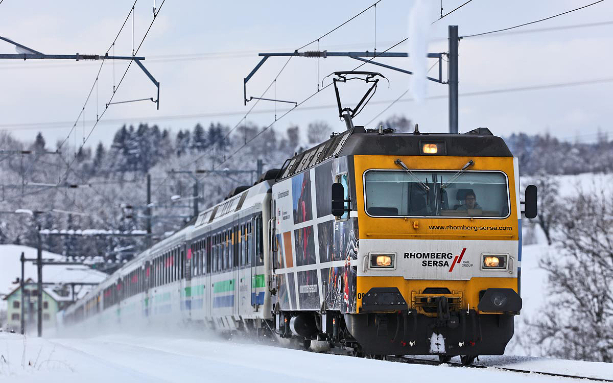 Die Re 456 093 braust in Kaltbrunn mit dem Voralpenexpress vorüber.Bild Januar 2017