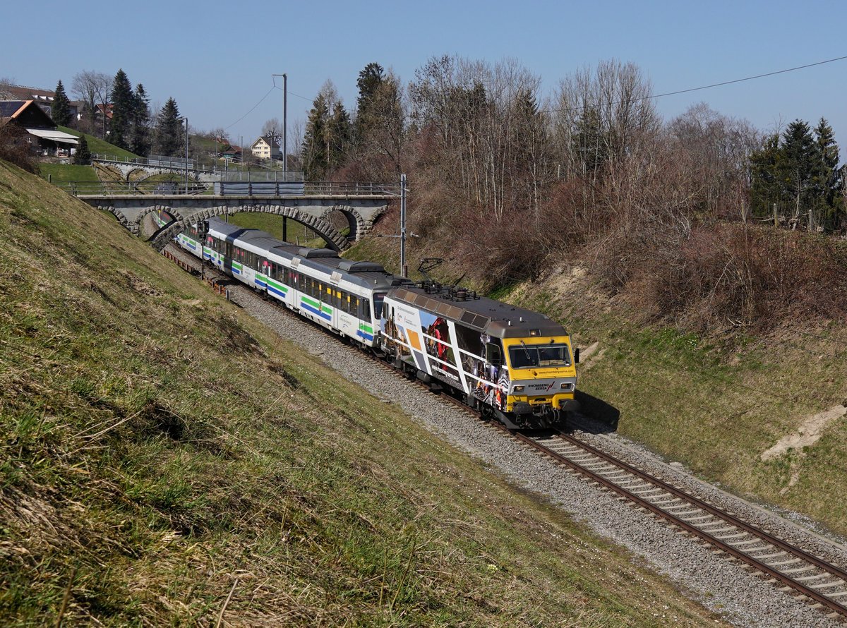 Die Re 456 093 mit einem Voralpenexpress nach St. Gallen am 30.03.2019 unterwegs bei Herisau.