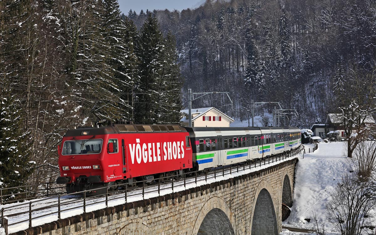 Die Re 456 094 fährt mit einem VAE über das Eisenbahnviadukt in Kaltbrunn.Bild vom 25.1.2017