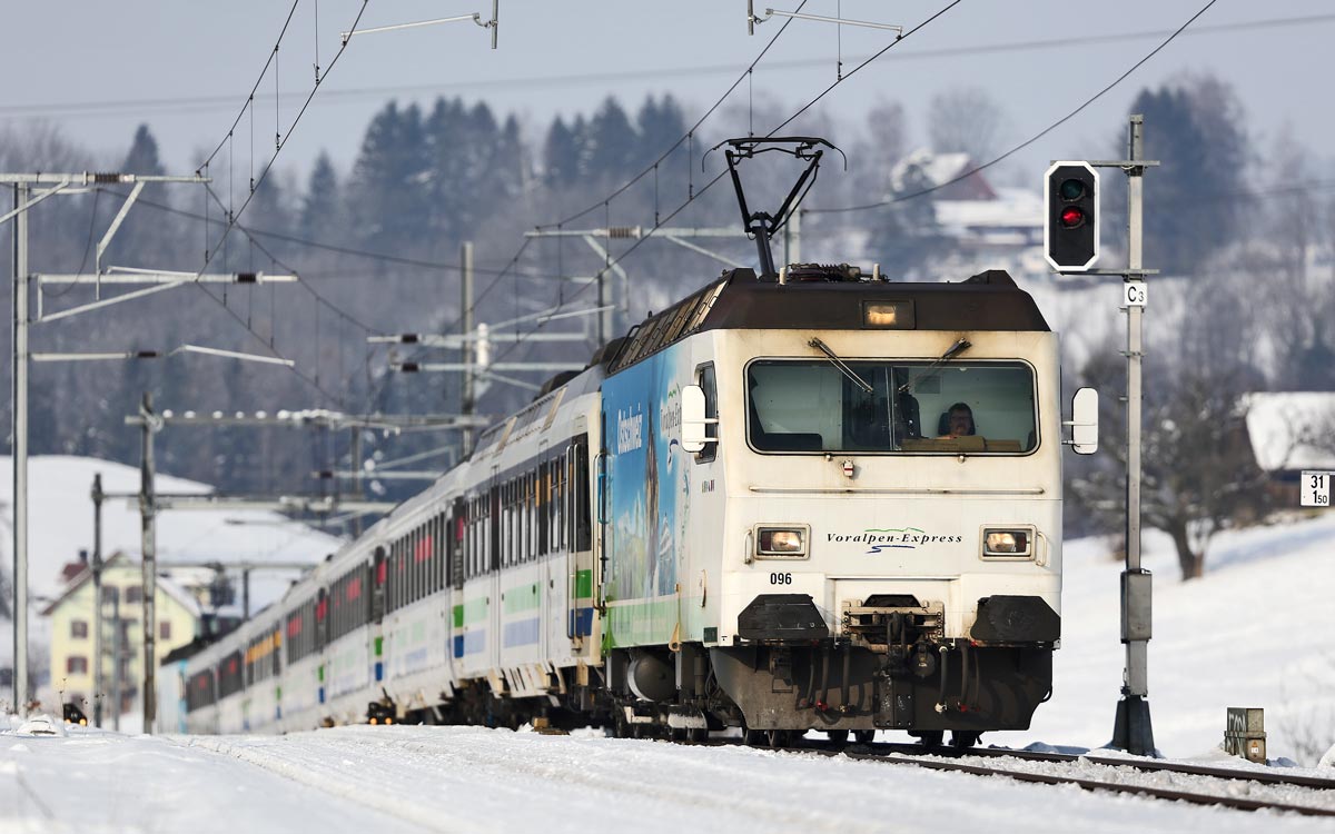 Die Re 456 096 fährt mit dem Voralpenexpress in Kaltbrunn vorbei.Bild vom 25.1.2017 