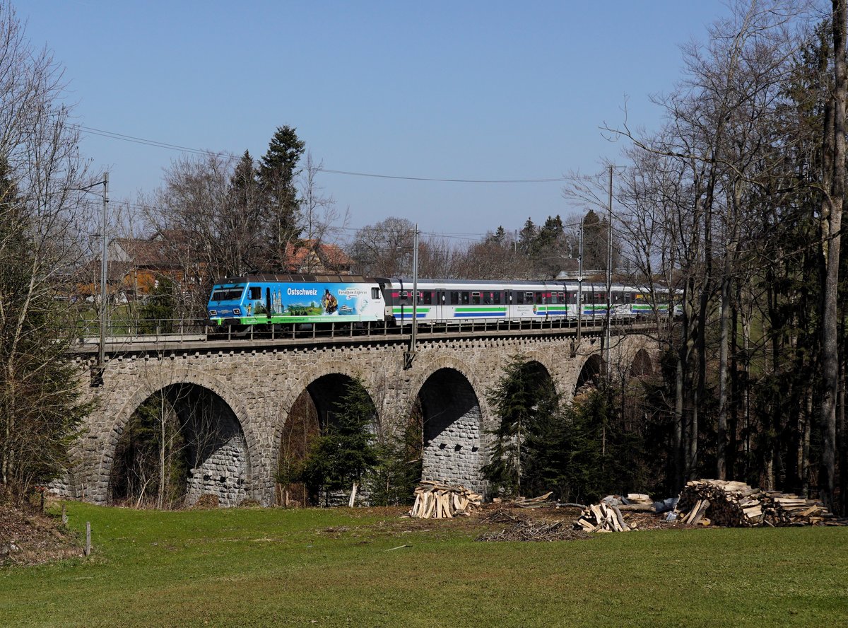 Die Re 456 096 mit einem Voralpenexpress nach Luzern am 30.03.2019 unterwegs bei Schachen.