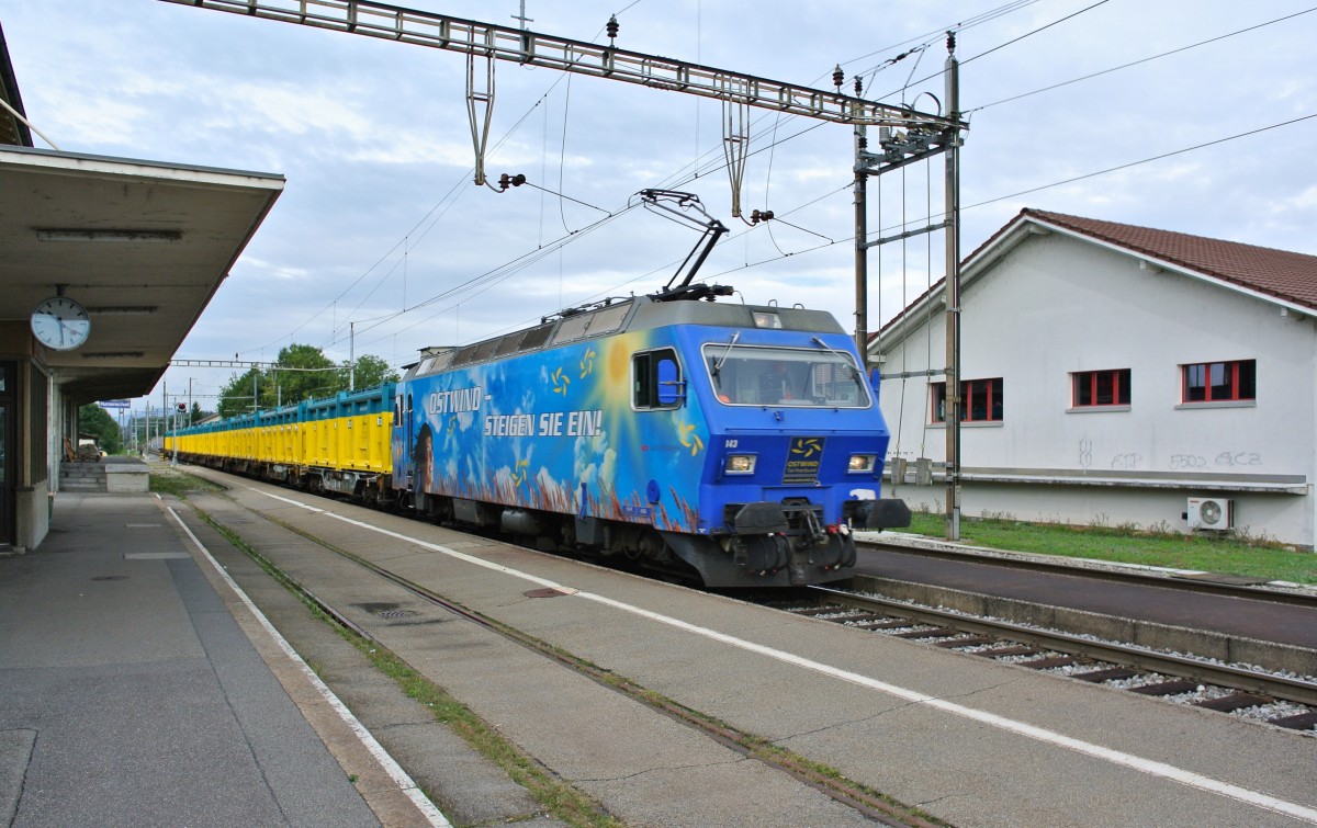 Die Re 456 143-7 fhrt mit einem Sondermllzug durch Hunzenschwil, 11.09.2013. 
