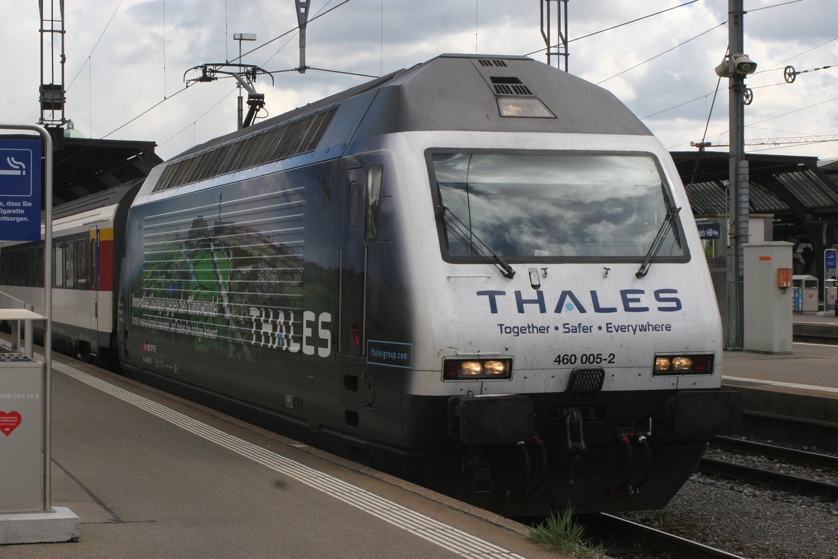 Die Re 460 005  Val d'Anniviers , hier mit der Thales Werbung, wartet mit ihrem Interregio auf die Abfahrt.

Zürich HB, 18.04.2017