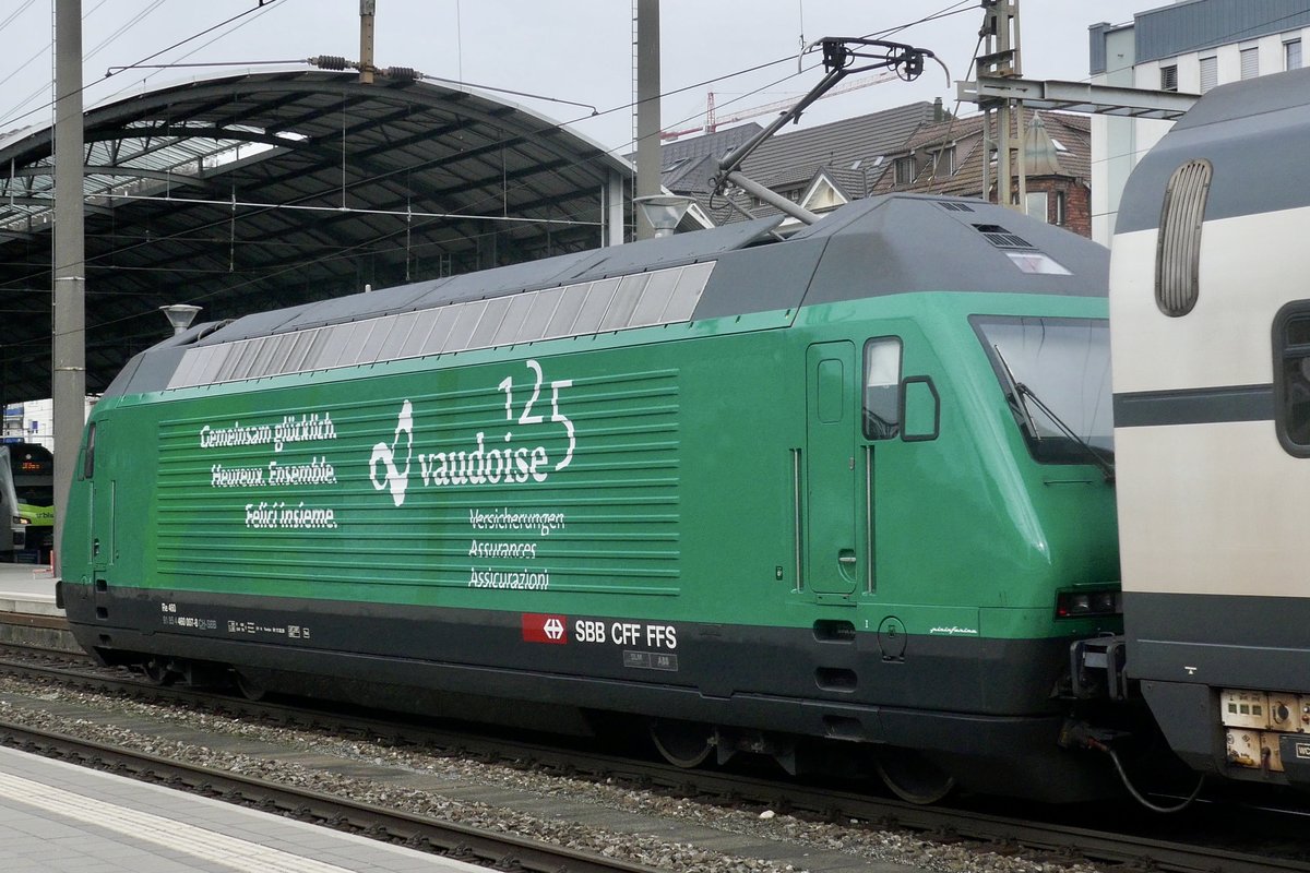 Die Re 460 007 mit Werbung  125 Jahre Vaudoise Versicherungen  am Zugschluss des IC 1 nach Genf, am 26.2.21 in Olten.