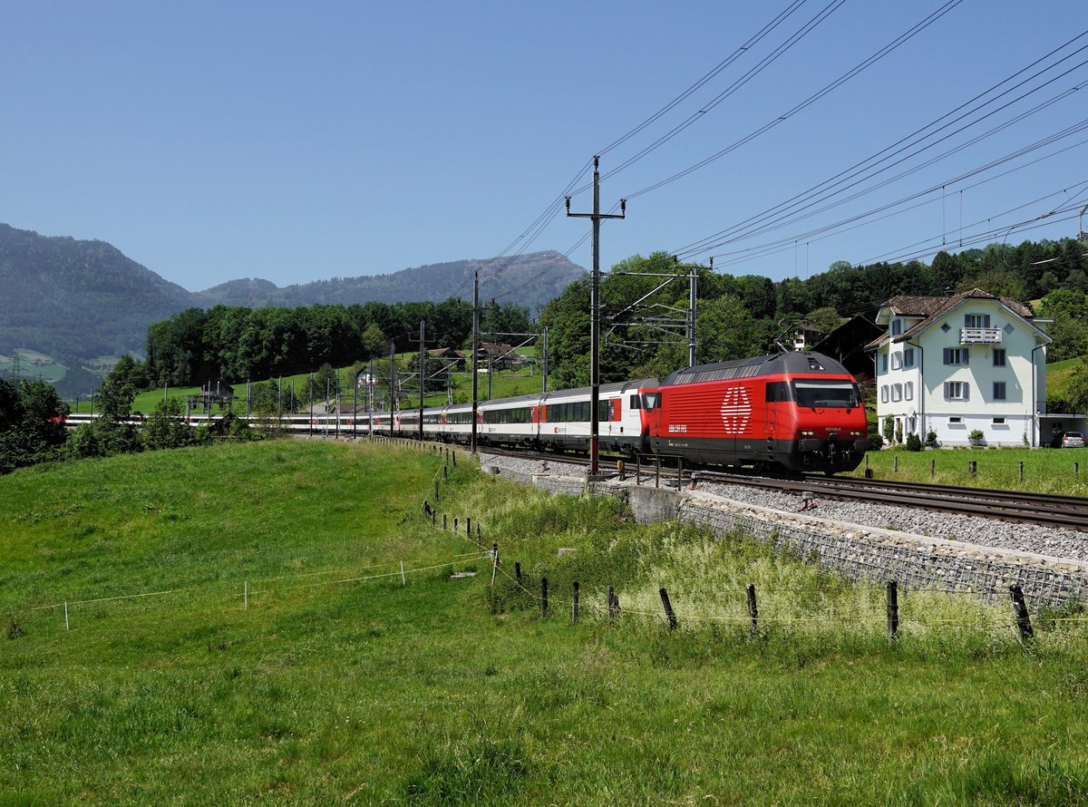 Die Re 460 008 mit einem  ICN Ersatzzug am 26.05.2017 unterwegs bei Steinen.