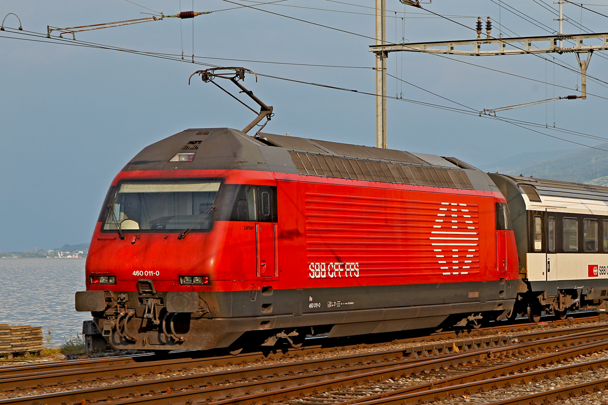 Die Re 460 011-0 schiebt auf Höhe Wädenswil einen Personenzug von West nach Ost.Bild vom 18.6.2014