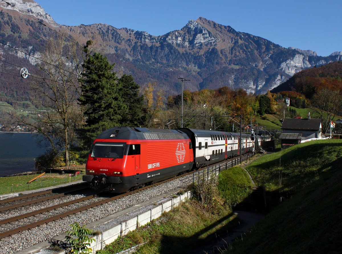 Die Re 460 012 mit einem IC 2000 am 29.10.2016 unterwegs bei Mols.