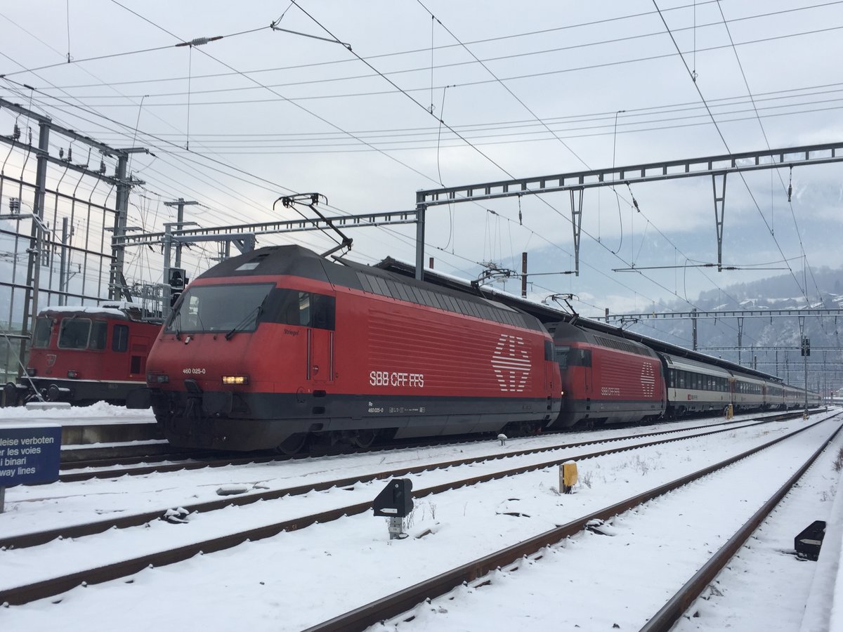 Die Re 460 025 wird zusammen mit der Re 460 102 den IC nach Basel ziehen.