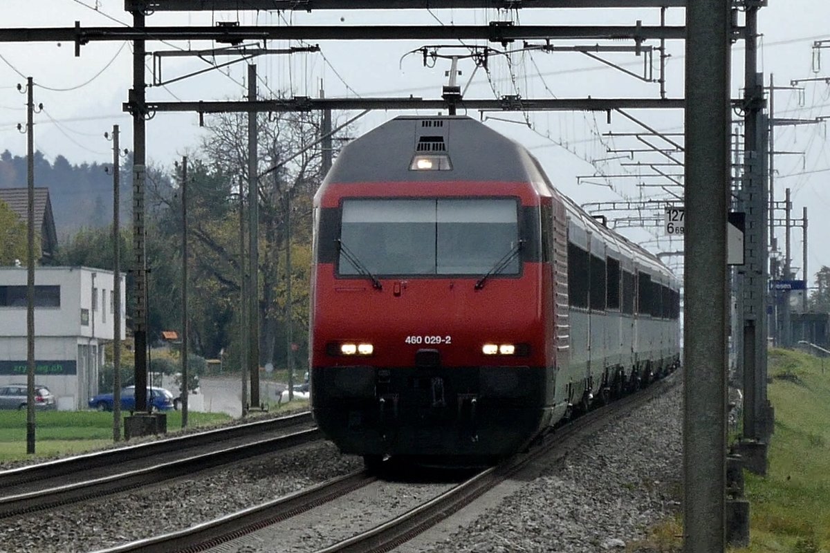 Die Re 460 029 zieht einen IC 61 nach Basel, am 3.11.18 bei Kiesen.