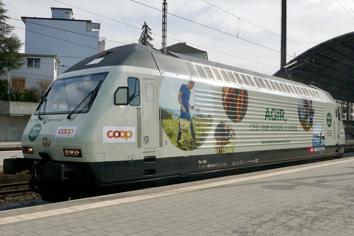 Die Re 460 041 mit der neuen Werbung  Coop Tatendrang  am 26.2.21 im Bahnhof Olten.