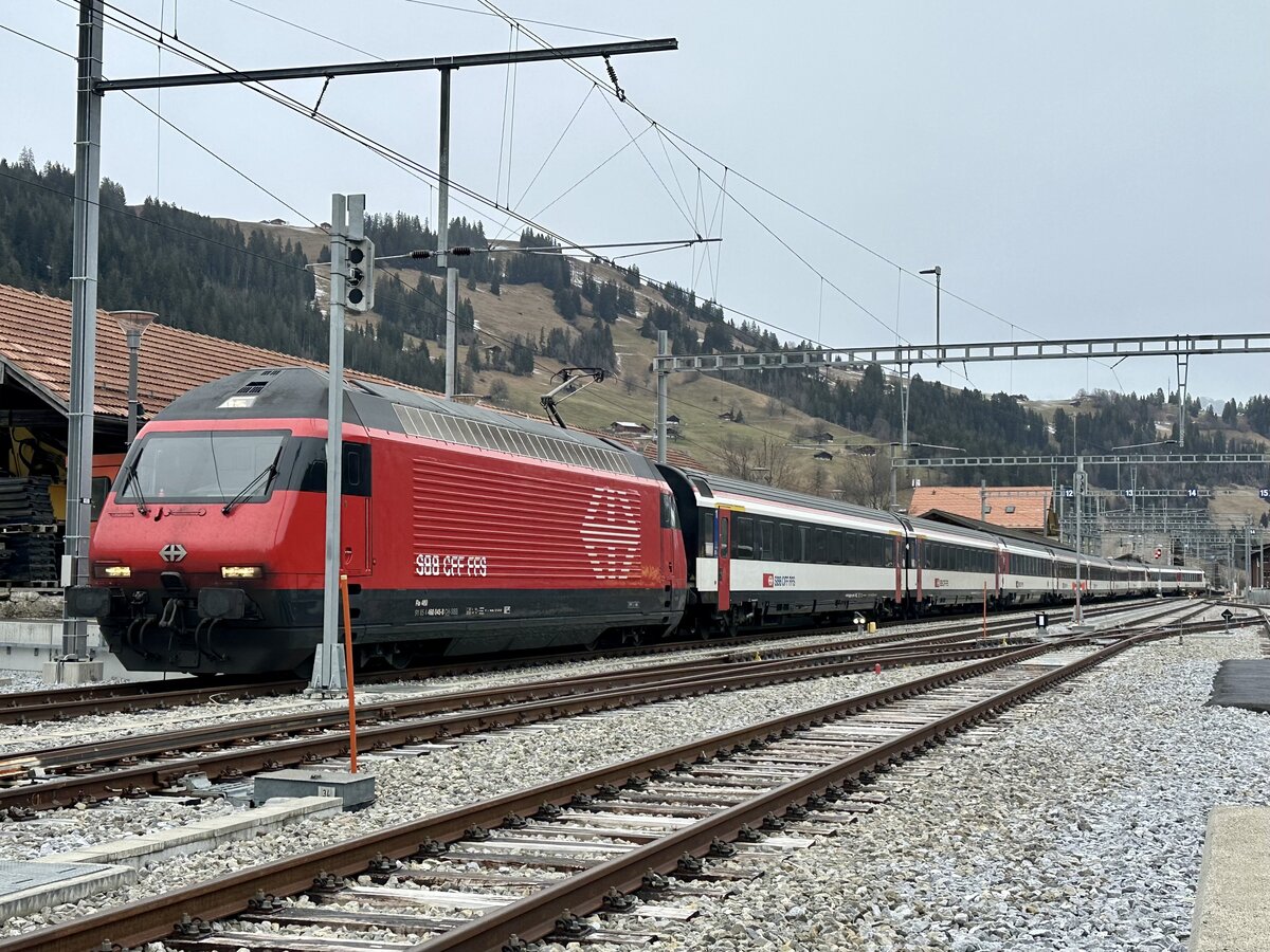 Die Re 460 045  Rigi  mit dem Extrazug fürs Jugendskilager am 2.1.24 im Bahnhof Zweisimmen.
