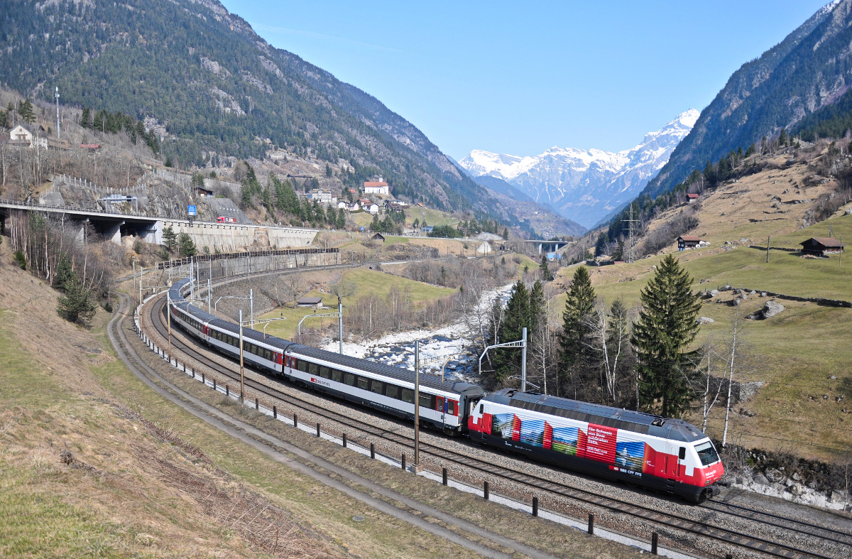 Die Re 460 048-2 als RailAway-Werbelok strebt am 20.03.2015 bei Wassen Richtung Süden. 