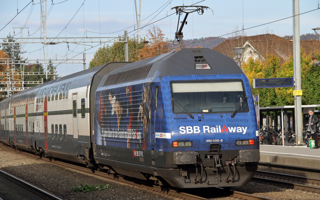 Die Re 460 050-8  der SBB, in den SBB RailAway Sonderfarben auf dem Weg nach Basel Hbf hier bei der Durchfahrt des Bahnhof Sissach am 26. Oktober 2013.