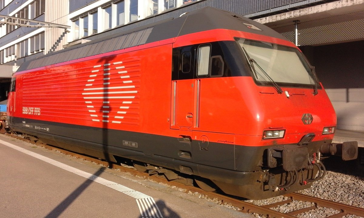 Die Re 460 050  Züspa  steht auf dem Rangiergleis neben Gleis 1 in St. Gallen HB und sonnt sich dort im Abendlicht.

Dieses Bild durchlief die Selbstfreischaltung, wurde ausgetauscht.

St. Gallen HB, 24.03.2020

