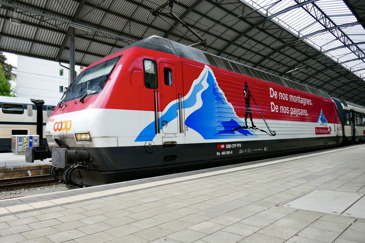 Die Re 460 065 mit der ProMontagna Werbung am 30.7.17 im Bhf Olten beim wenden des IR zurück nach Bern.