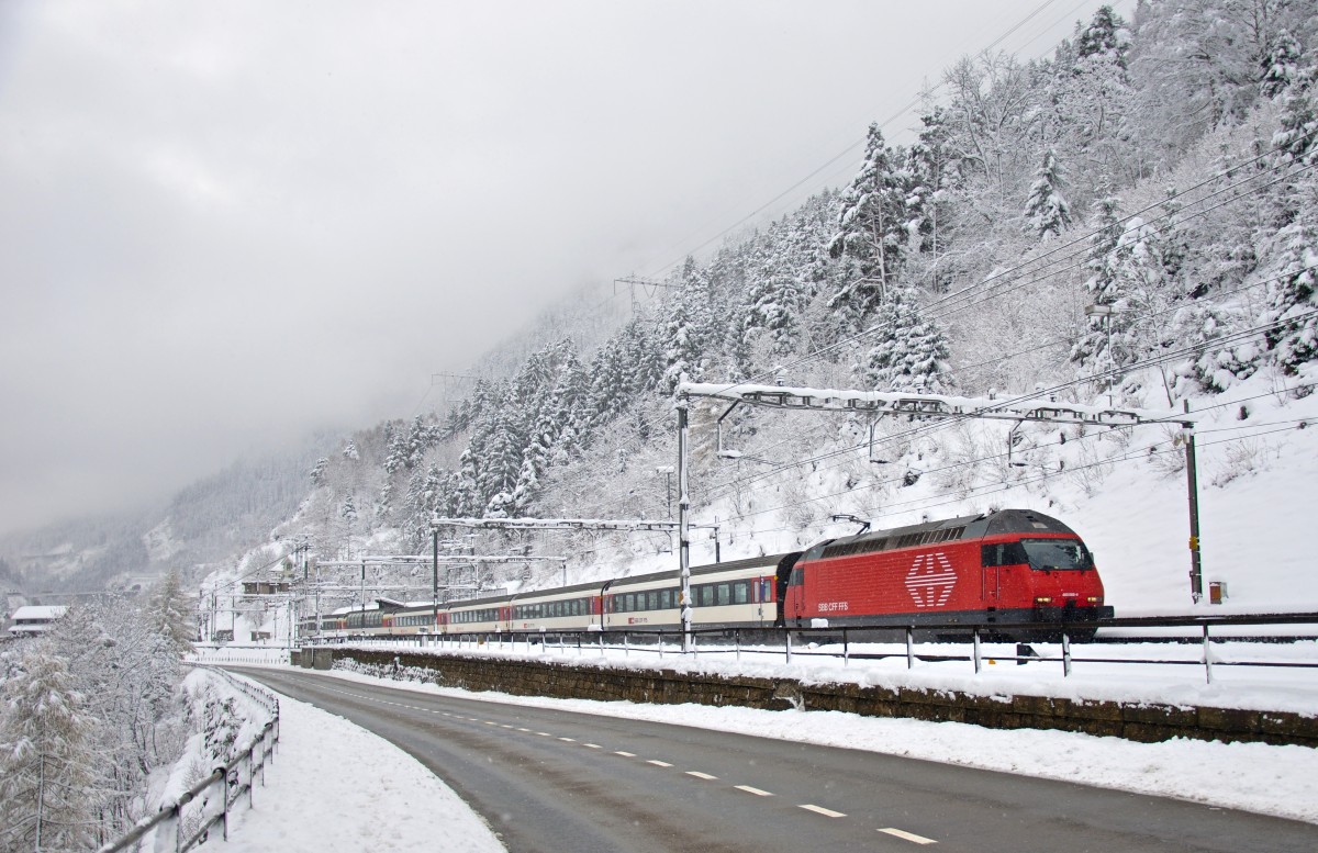 Die Re 460 066-4 ist mit einem Interregio unterwegs durch den Bahnhof Wassen und befindet sich somit auf der mittleren der drei Ebenen in Wassen. 26.11.2015