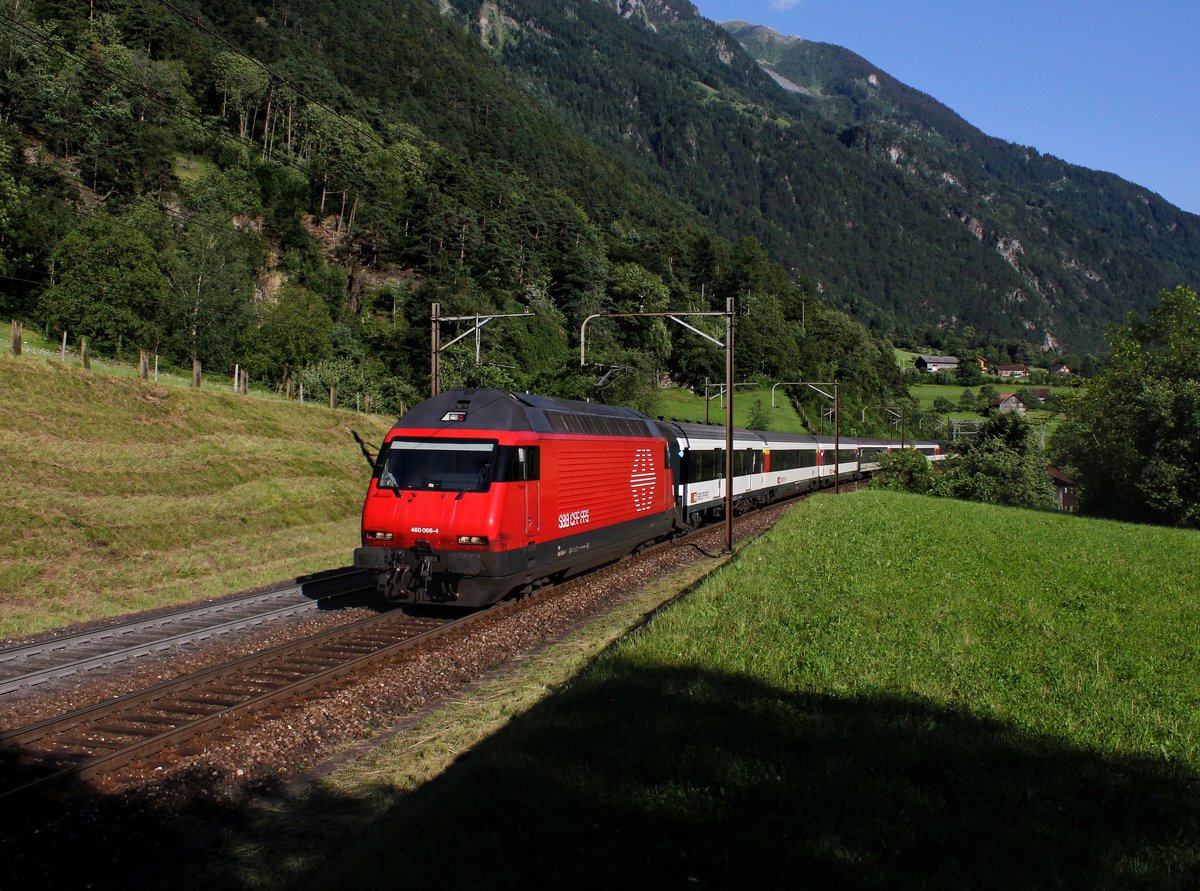 Die Re 460 066 mit einem IR am 16.07.2016 unterwegs bei Erstfeld.