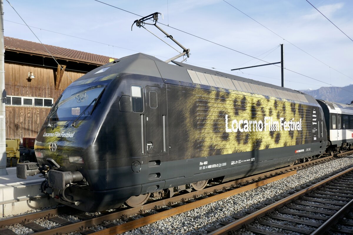 Die Re 460 072 die fürs Locarno Film Festival wirbt am 30.10.22 im Bahnhof Spiez.