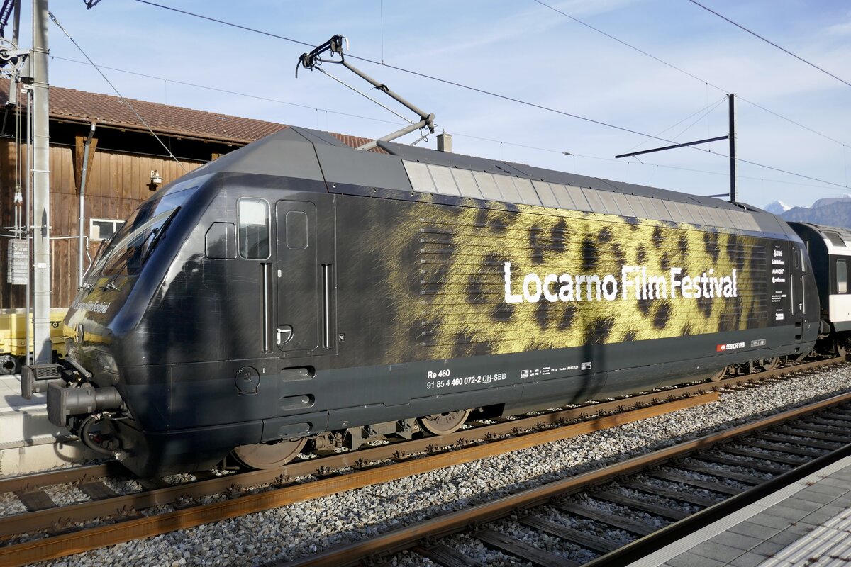 Die Re 460 072 mit der Locarno Film Festival Werbung am 30.10.22 im Bahnhof Spiez.