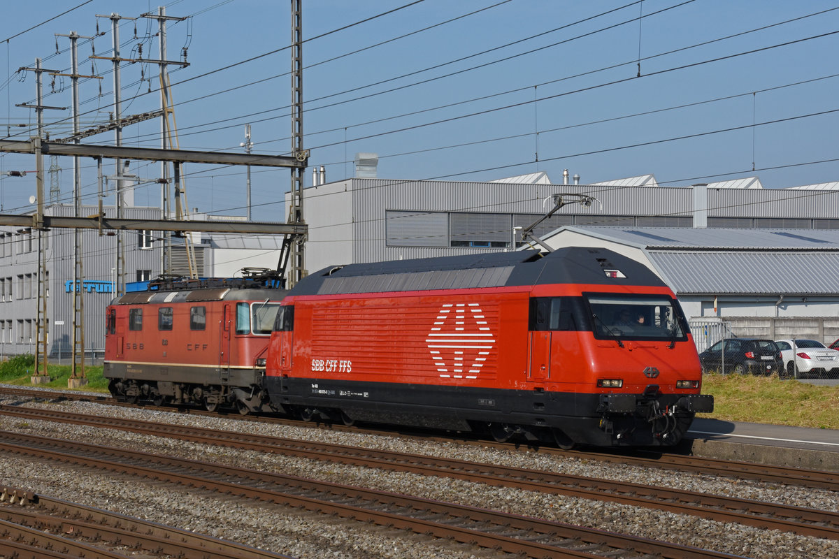 Die Re 460 075-5 schleppt die Re 4/4 II 11303 durch den Bahnhof Rupperswil. Die Aufnahme stammt vom 14.09.2020.