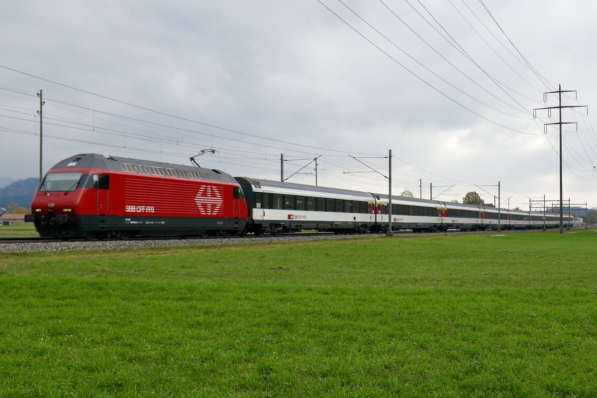 Die Re 460 078 mit dem IC 61 nach Basel am 3.11.18 bei Kiesen.