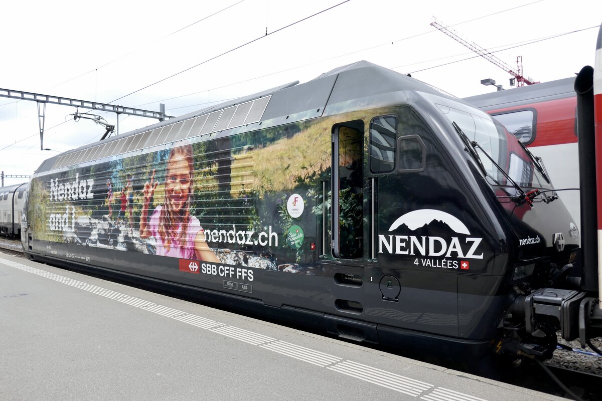 Die Re 460 078 mit der neuen Nendaz Werbung am 18.5.23 im Hauptbahnhof Zürich.