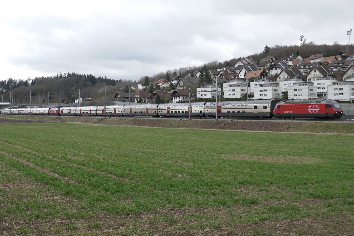 Die Re 460 081  Pfänder  zieht den 6 Teiligen IC 2000, der wegem Auto Saloon mit einem weiteren IC 2000 Pendel (5 Teilig inkl. WRB) verstärkt ist, in Richtung Luzern, am 15.3.19 zwischen Thörishaus und Oberwangen.