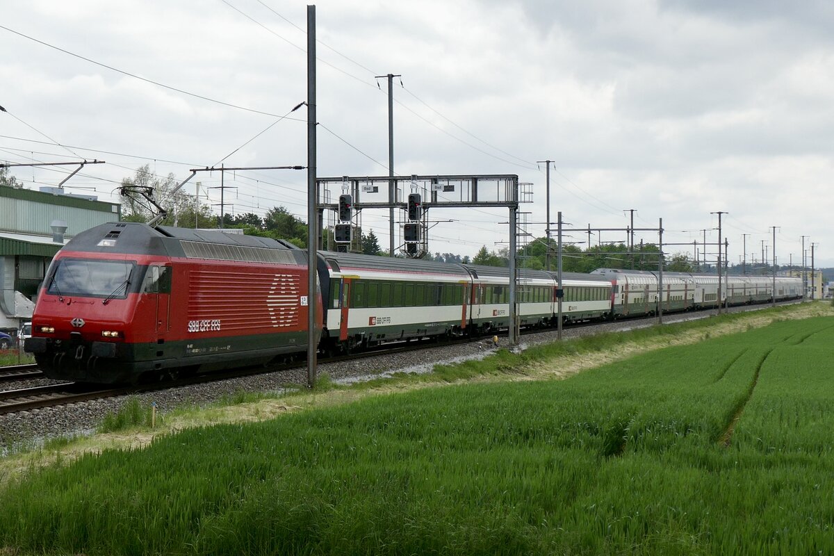 Die Re 460 082  Cerisio  am Zusatzmodul eines IC in Richtung Zürich am 18.5.23 bei Bassersdorf.