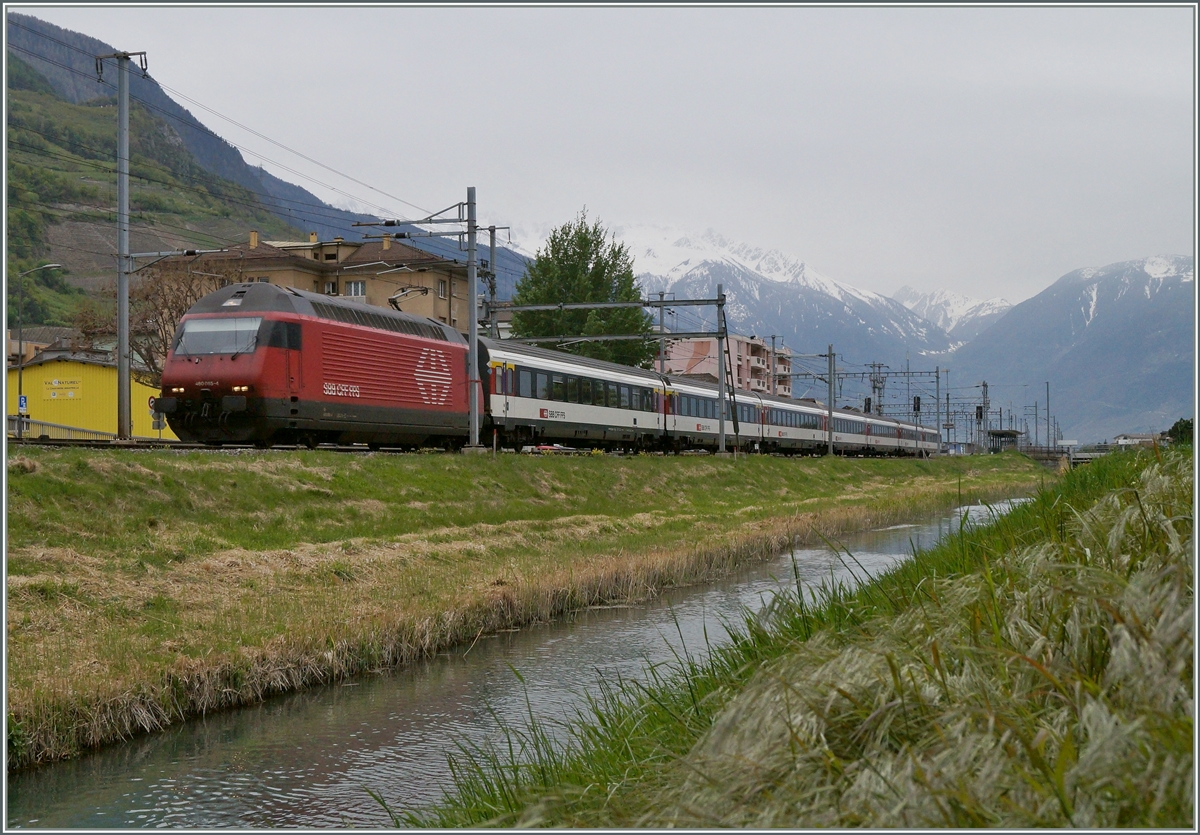 Die Re 460 085-4 mit dem IR 1726 am Kanal bei Saxon. 
18. April 2014