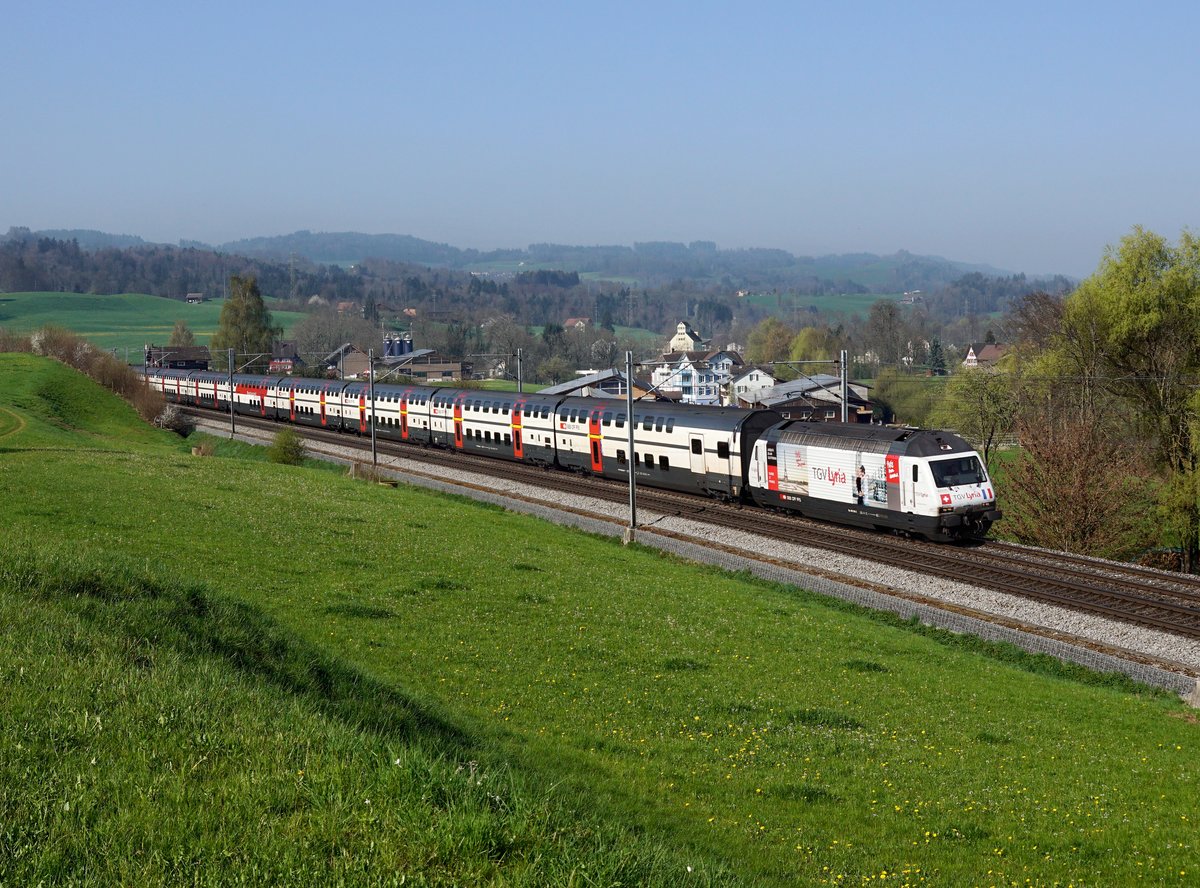 Die Re 460 086 mit einem IC 2000 nach St. Gallen am 08.04.2017 unterwegs bei Gossau.