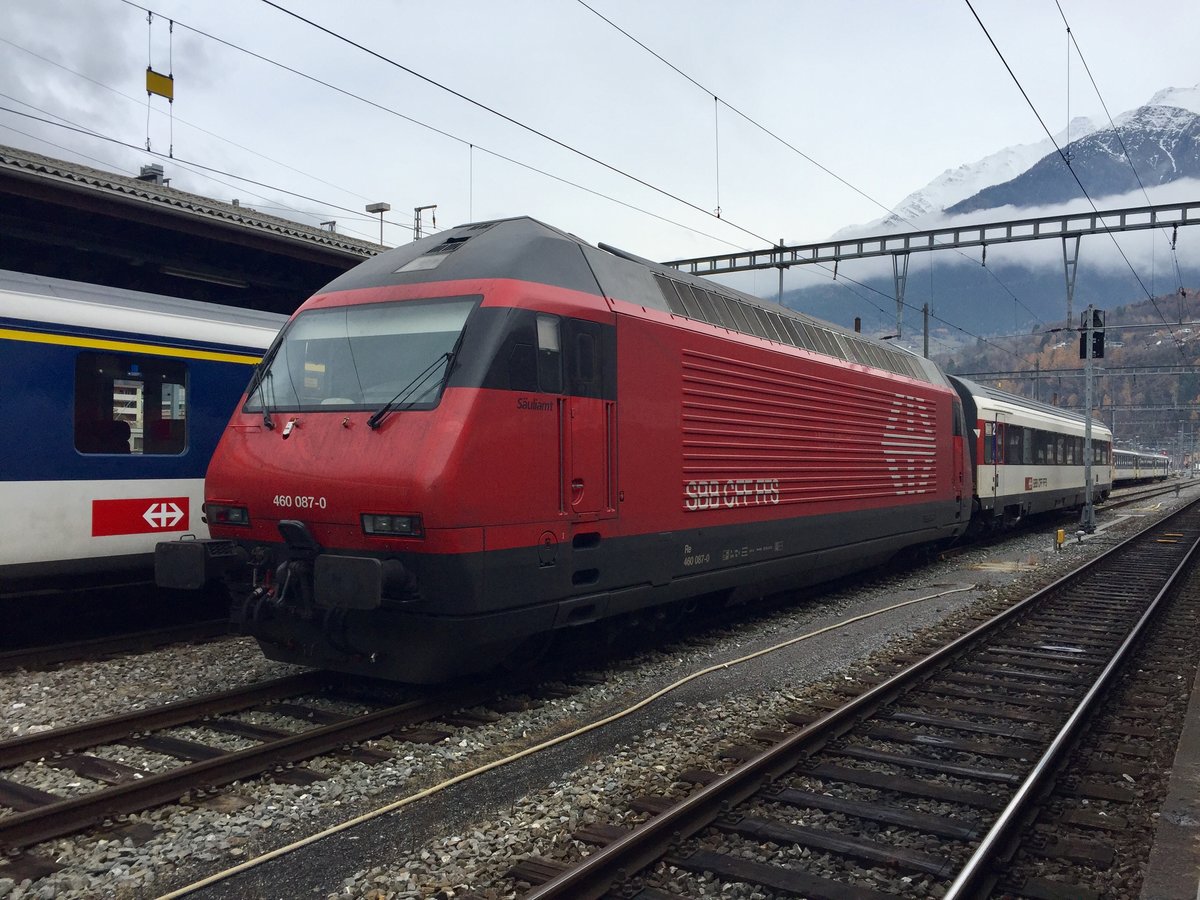 Die Re 460 087 (ex. RekaRail) nach ihrer Reparatur, am 26.11.16 mit einem EWIV in Brig abgestellt.