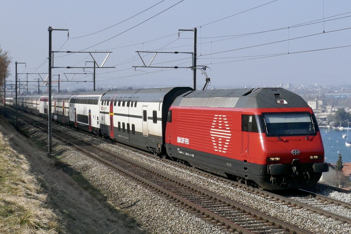 Die Re 460 097  Studenland  mit einem IC 81 nach Interlaken Ost, am 5.3.23 bei Einigen.
