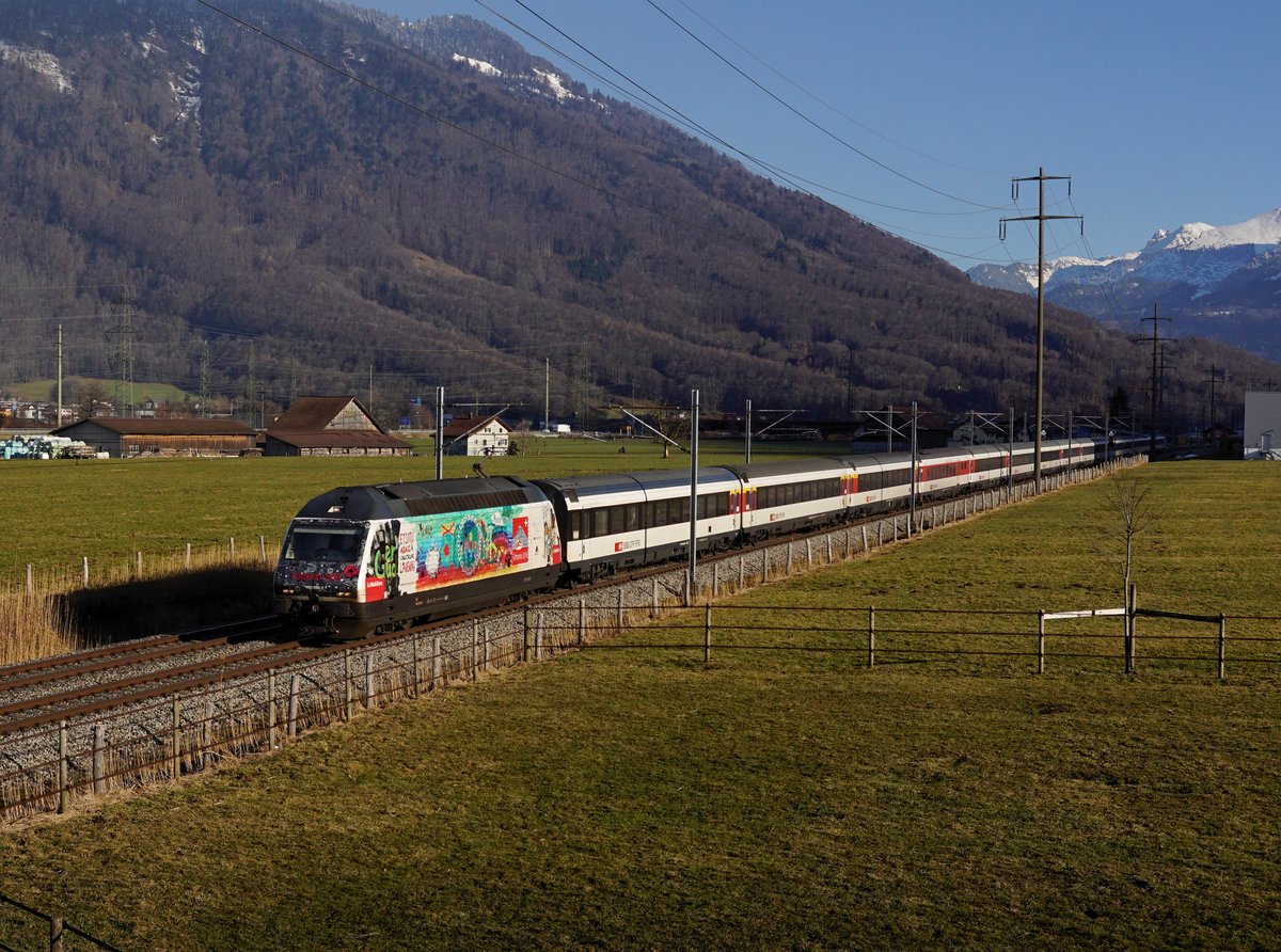 Die Re 460 099 mit einem IC am 18.02.2017 unterwegs bei Bilten.