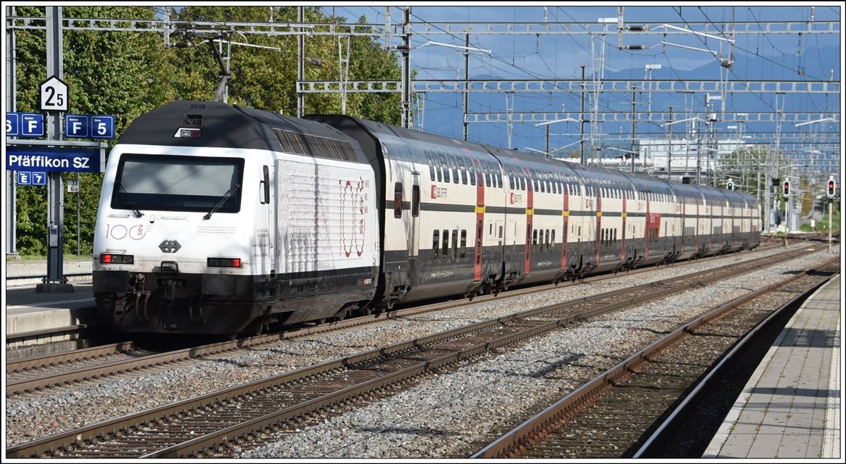 Die Re 460 100 Jahre SEV (Schweizerischer Eisenbahnerverband) schiebt den IC 575 durch Pfäffikon SZ Richtung Chur. (10.10.2019)