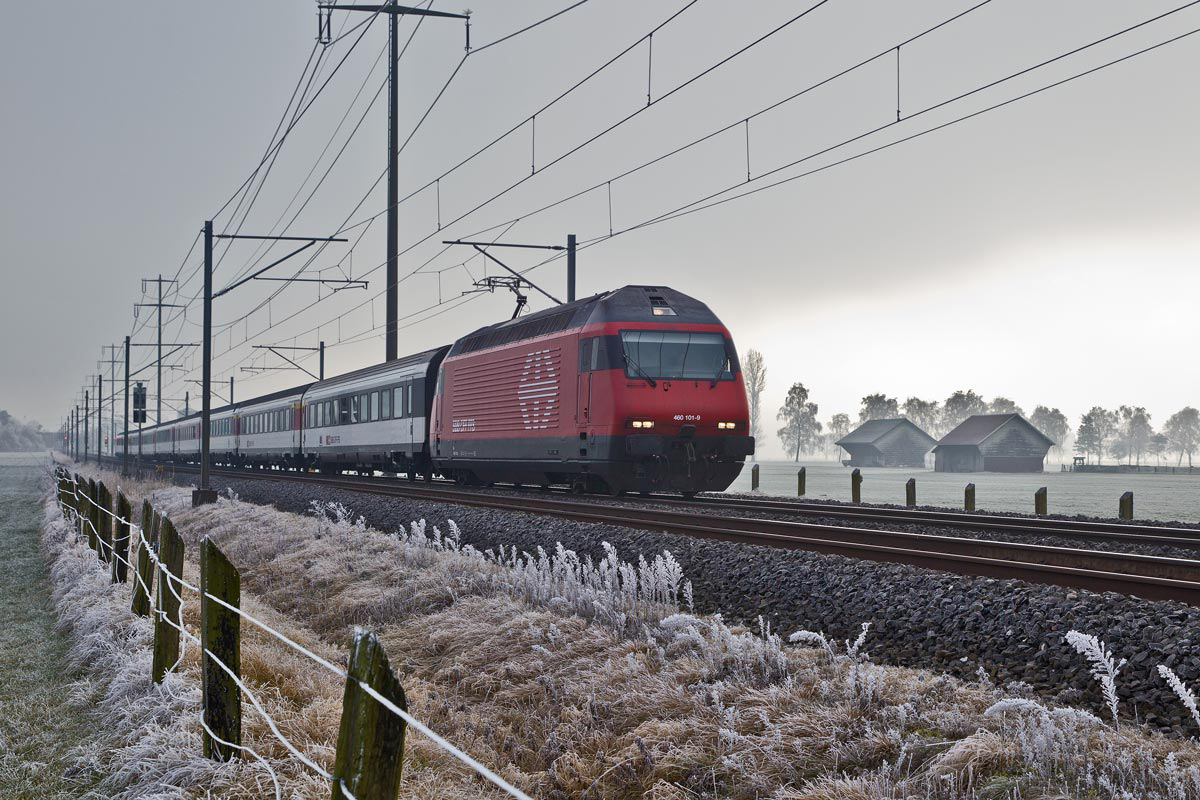 Die Re 460 101-9 braust in Bilten mit einem IC aus Chur nach Zürich HB vorüber.Bild vom 16.12.2016
