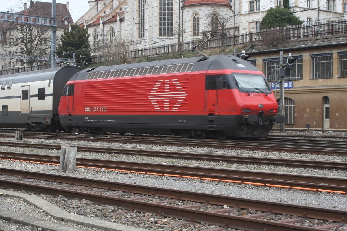 Die Re 460 116  Ostschweiz  schiebt ihren Doppelstockintercity für einen Kurzaufenthalt in die Abstellgruppe im Güterbahnhof St. Gallen.

Foto: Luka Streck

St. Gallen GB, 14.03.2020 