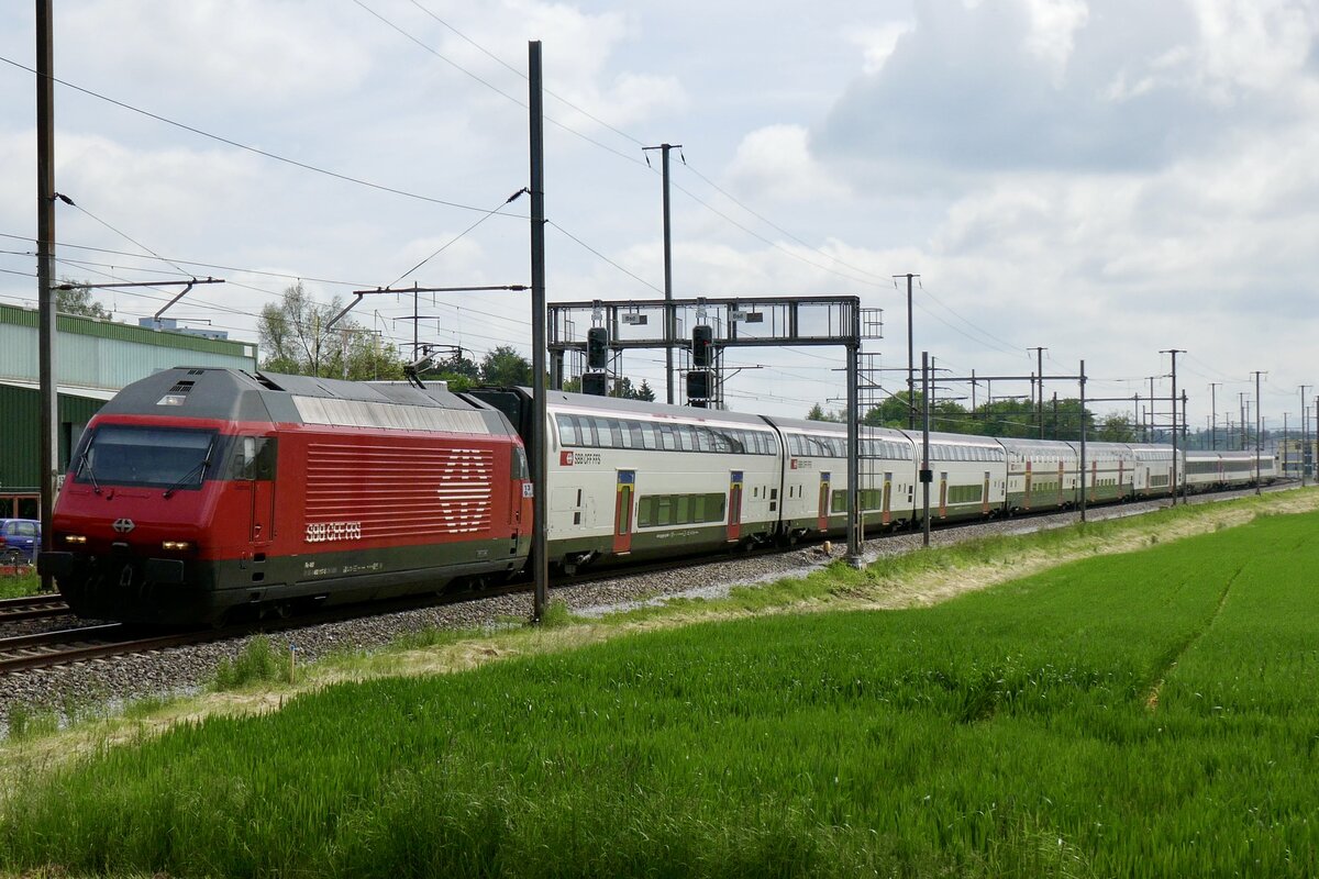 Die Re 460 117  Zürichsee  mit einem IC 2000 Richtung Zürich am 18.5.23 bei Bassersdorf.