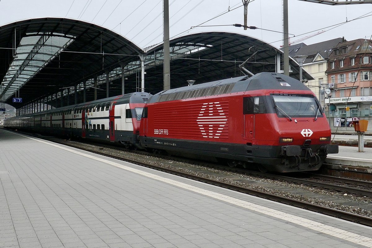 Die Re 460 118  Gottardo  vor dem IC 2000 Pendel nach Genf Flughafen, am 26.2.21 in Olten.