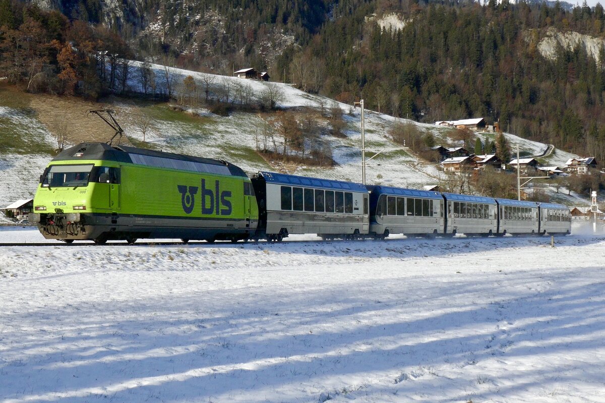 Die Re 465 008 zieht die GPX Komp 4  Shania Train  nach Zweisimmen am 26.11.23 kurz nach der Abfahrt in Boltigen.